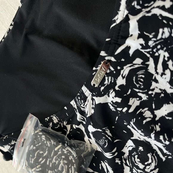 DKNY Women’s One Piece Swimsuit. Black and White Size 8!! - Picture 5 of 7